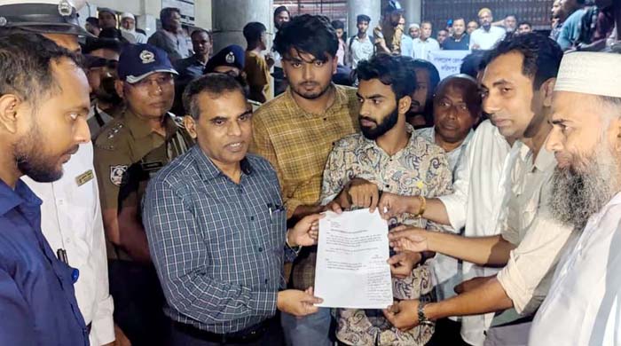 ফরিদপুরে কলেজ গেট স্টেশনে ট্রেন থামানোর দাবিতে রেলওয়ের মহাপরিচালকে স্মারকলিপি